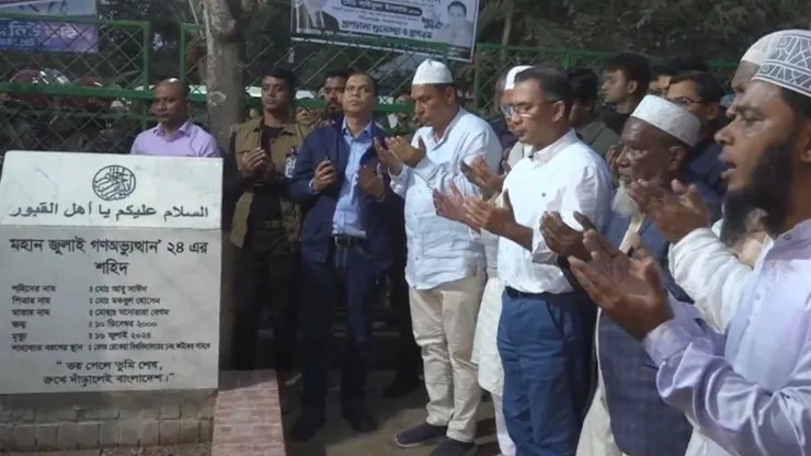 শহীদ আবু সাঈদের কবর জিয়ারত করলেন তারেক রহমান